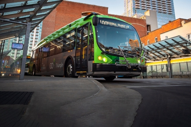 GoTriangle Bus chạy giữa các thành phố với thiết kế hiện đại và màu sắc nổi bật