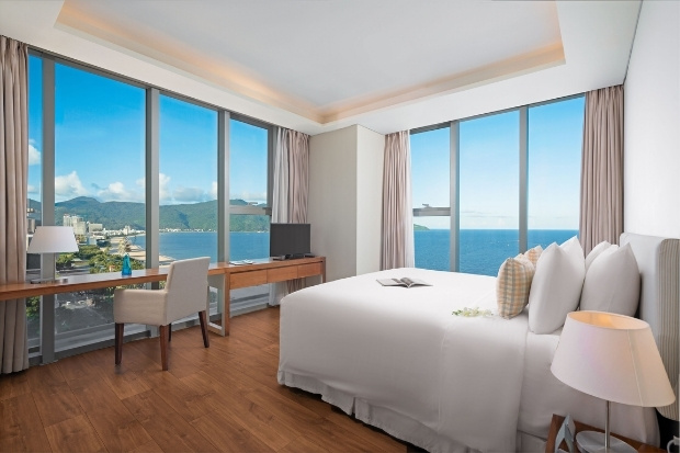 À La Carte Da Nang Beach Hotel với hồ bơi vô cực nhìn ra biển