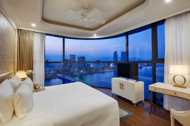 Khách sạn Melia Vinpearl Danang Riverfront nổi bật bên sông Hàn