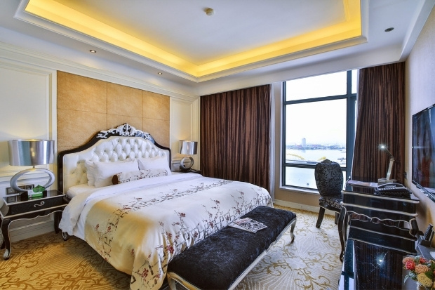 Khách sạn Brilliant Hotel nằm gần cầu Rồng với thiết kế hiện đại và tiện nghi 