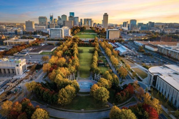 Bicentennial Capitol Mall State Park giữa trung tâm Nashville với hàng cây mùa thu và các tòa nhà phía xa Bicentennial Capitol Mall State Park giữa trung tâm Nashville với hàng cây mùa thu và các tòa nhà phía xa