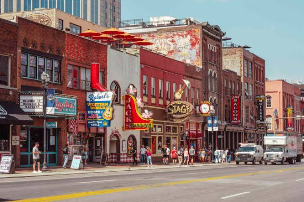 Lower Broadway với những quán bar, sân khấu nhạc đồng quê và biển hiệu neon nổi bật tại Nashville Lower Broadway với những quán bar, sân khấu nhạc đồng quê và biển hiệu neon nổi bật tại Nashville