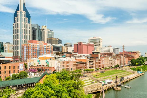 Trung tâm Nashville nổi bật bên dòng sông Cumberland Trung tâm Nashville nổi bật bên dòng sông Cumberland