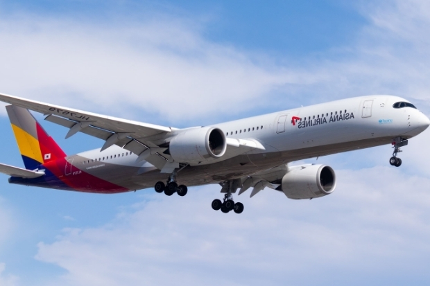 Máy bay Asiana Airlines phục vụ chuyến bay từ Anchorage đi Hà Nội 