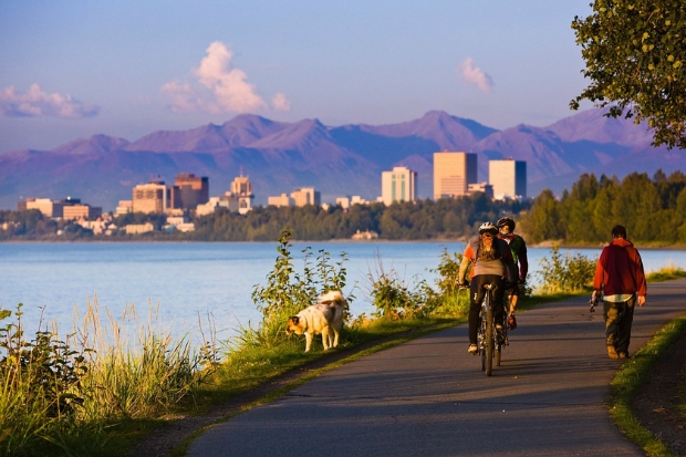 Đường m&ograve;n ven biển Tony Knowles tại Anchorage, Alaska 