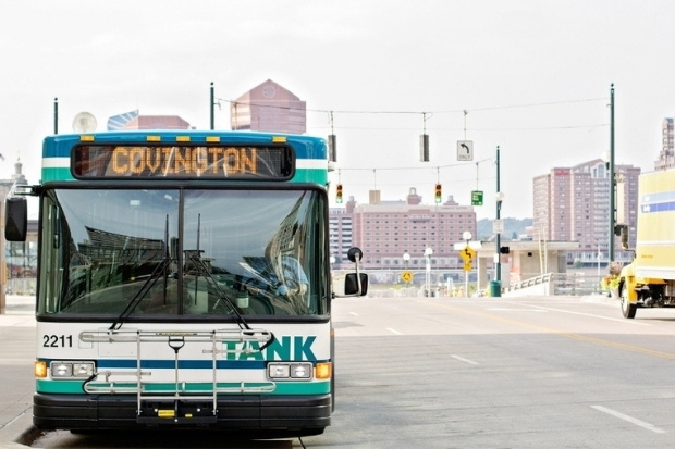 Xe Bus phương tiện đón khách tại sân bay Cincinnati 