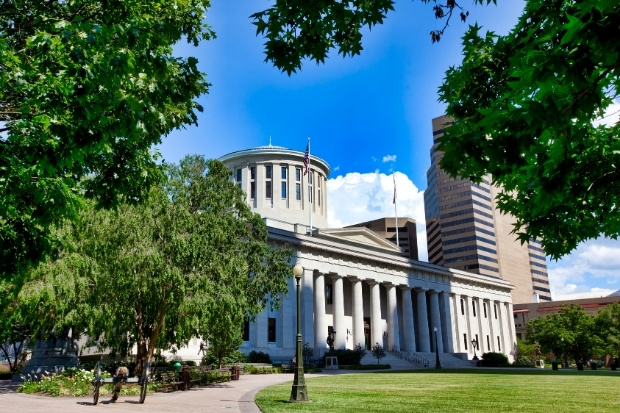Tòa nhà Ohio Statehouse với mái vòm đặc trưng nằm giữa trung tâm Columbus