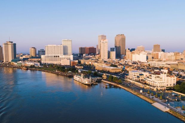 To&agrave;n cảnh khu trung t&acirc;m New Orleans b&ecirc;n d&ograve;ng s&ocirc;ng Mississippi, nổi bật với c&aacute;c c&ocirc;ng tr&igrave;nh đ&ocirc; thị ven s&ocirc;ng