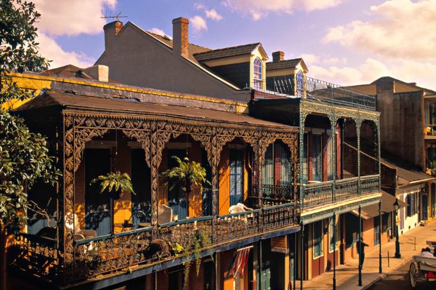Những d&atilde;y nh&agrave; cổ đặc trưng tr&ecirc;n phố Royal, khu French Quarter ở New Orleans 