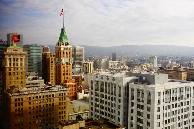Toàn cảnh trung tâm thành phố Oakland, bang California với biểu tượng kiến trúc lịch sử Tribune Tower Toàn cảnh trung tâm thành phố Oakland, bang California với biểu tượng kiến trúc lịch sử Tribune Tower