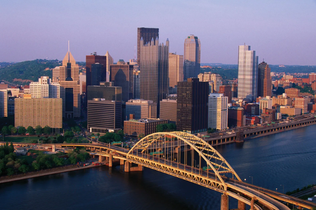 To&agrave;n cảnh trung t&acirc;m Pittsburgh với cầu Fort Pitt bắc qua s&ocirc;ng Monongahela 