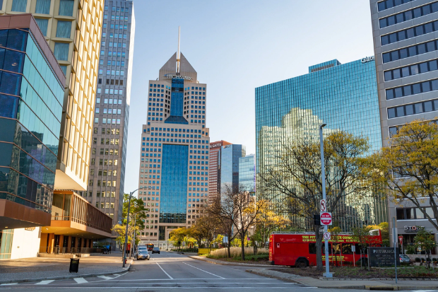 Fifth Avenue Place với m&aacute;i ch&oacute;p đặc trưng giữa trung t&acirc;m Pittsburgh