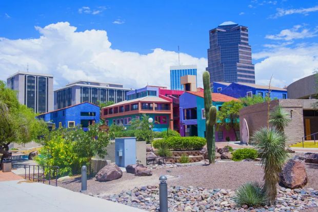 Trung tâm Tucson với những tòa nhà nhiều màu sắc tại La Placita Village Trung tâm Tucson với những tòa nhà nhiều màu sắc tại La Placita Village