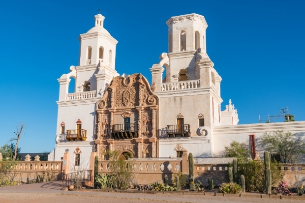 Nhà thờ Mission San Xavier del Bac với kiến trúc Tây Ban Nha nổi bật dưới trời xanh Arizona