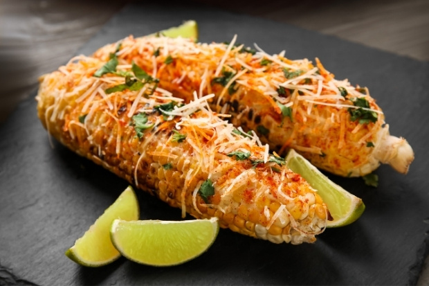 Bắp ngô nướng Elote phủ sốt kem phô mai và ớt bột món ăn vặt đặc trưng của Mexico