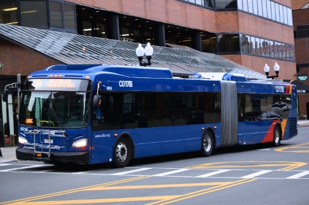 Xe buýt CDTA Route 737 đang đón khách tại sân bay Albany với lộ trình thẳng vào trung tâm