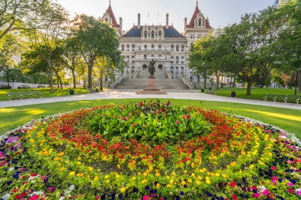 Tòa nhà New York State Capitol nguy nga với thiết kế cổ điển nổi bật tại trung tâm Albany