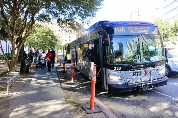 Tuyến xe RTA Route 202 hỗ trợ h&agrave;nh kh&aacute;ch di chuyển dễ d&agrave;ng từ s&acirc;n bay đến trung t&acirc;m New Orleans
