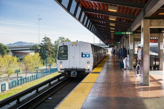 Di chuyển dễ dàng tại Oakland bằng tàu BART