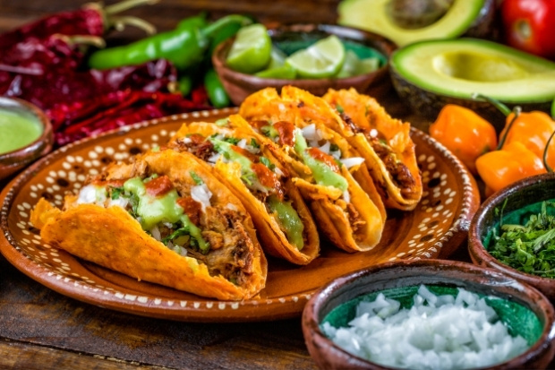 Puffy Tacos m&oacute;n ăn đặc trưng San Antonio với lớp vỏ chi&ecirc;n phồng v&agrave; nh&acirc;n thơm ngon