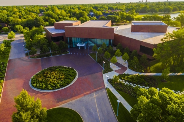 Wichita Art Museum với kiến trúc hiện đại và khuôn viên xanh mát