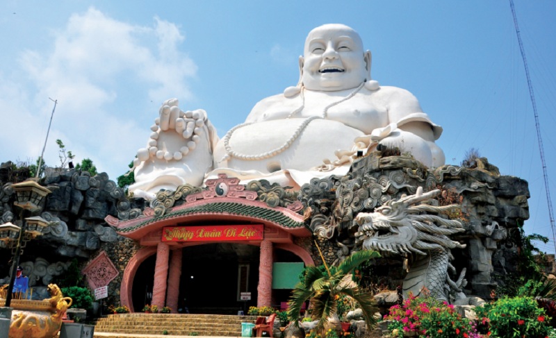 Ch&ugrave;a Từ T&acirc;m Đ&agrave; Nẵng tượng Phật Di Lặc kh&ocirc;ng gian giản dị tr&agrave;n ngập hoa cỏ linh thi&ecirc;ng cầu duy&ecirc;n