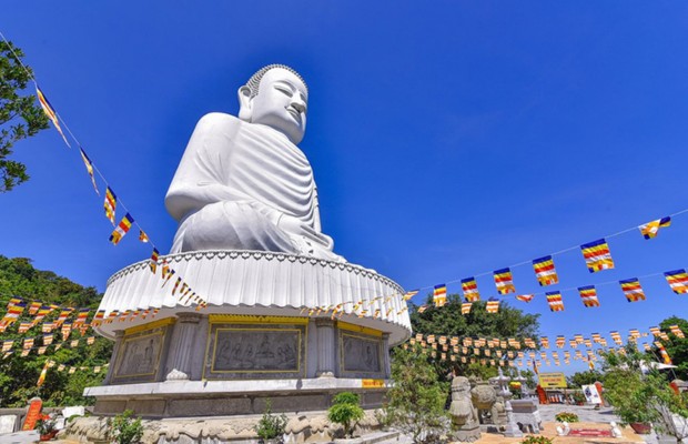 Ch&ugrave;a Linh Ứng B&agrave; N&agrave; Hills Đ&agrave; Nẵng tượng Phật Th&iacute;ch Ca giữa sương m&ugrave;