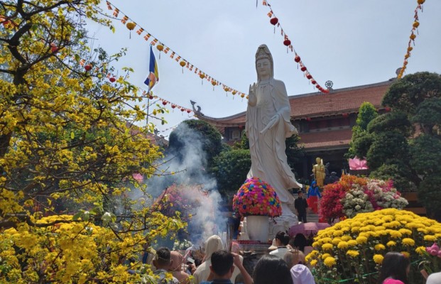 Đi lễ ch&ugrave;a cầu an