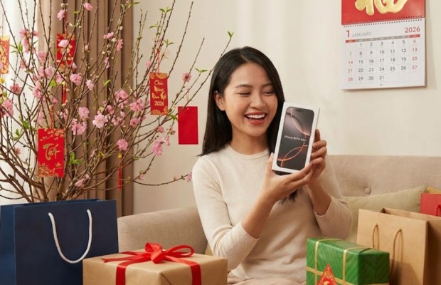 Việc sắm sửa một chiếc điện thoại mới v&agrave;o ng&agrave;y tết mang lại niềm vui