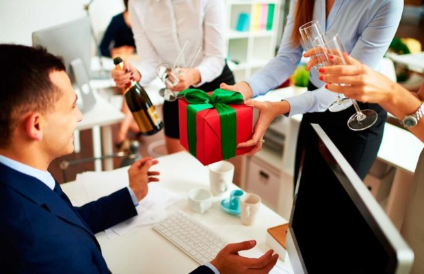 Lời ch&uacute;c khi biếu qu&agrave; Sếp