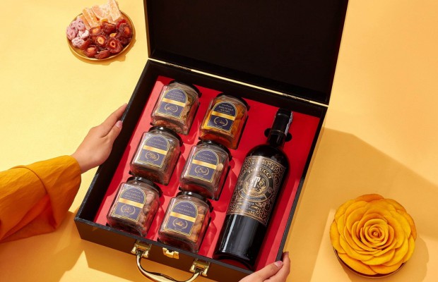 Hộp qu&agrave; Tết cao cấp phối hợp đặc sản v&agrave; rượu