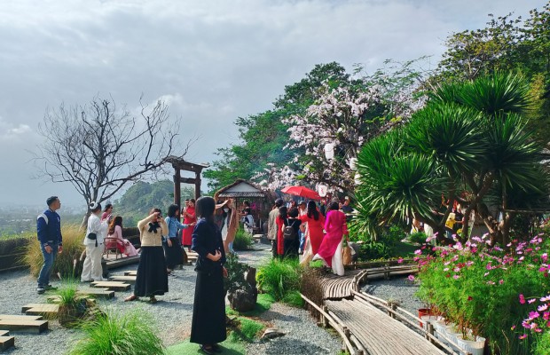 Mọi g&oacute;c đều đẹp với cổng tam quan, lối đi l&aacute;t đ&aacute;, ban c&ocirc;ng nh&igrave;n ra th&agrave;nh phố.