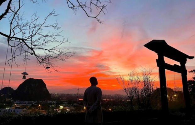 Ngắm ho&agrave;ng h&ocirc;n tr&ecirc;n đỉnh Thủy Sơn