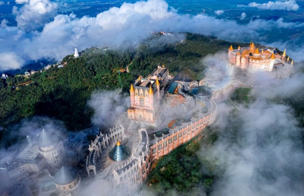 Khu du lịch Sun World B&agrave; N&agrave; Hills tọa lạc tr&ecirc;n đỉnh N&uacute;i Ch&uacute;a 