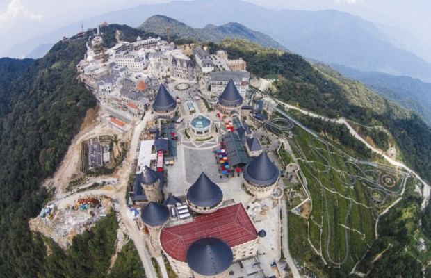 B&agrave; N&agrave; Hills được x&acirc;y dựng tr&ecirc;n đỉnh N&uacute;i Ch&uacute;a, ngọn n&uacute;i cao nhất trong d&atilde;y Trường Sơn h&ugrave;ng vĩ