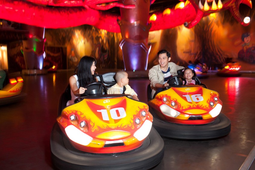 Đường đua lửa xe điện đụng tr&ograve; chơi gia đ&igrave;nh v&agrave; nh&oacute;m bạn hot nhất