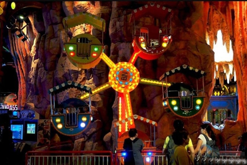 Tr&ograve; chơi Cối xay gi&oacute; gi&uacute;p c&aacute;c b&eacute; ngắm nh&igrave;n to&agrave;n cảnh xung quanh khu vui chơi đầy m&agrave;u sắc