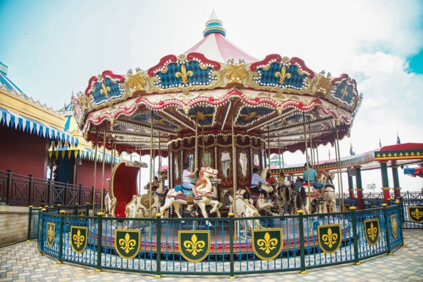 V&ograve;ng quay thi&ecirc;n m&atilde; mang bạn trở lại tuổi thơ, đắm ch&igrave;m trong một thế giới mộng mơ với những ch&uacute; ngựa gỗ