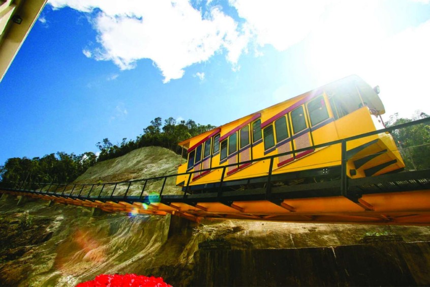 T&agrave;u hảo leo n&uacute;i sẽ đưa bạn đi qua những sườn n&uacute;i h&ugrave;ng vĩ, ngắm nh&igrave;n to&agrave;n cảnh thi&ecirc;n nhi&ecirc;n tươi đẹp