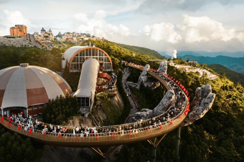 To&agrave;n cảnh cầu V&agrave;ng B&agrave; N&agrave; Hills với đ&ocirc;i b&agrave;n tay khổng lồ kỳ quan Việt Nam