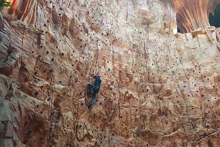 Người chơi chinh phục v&aacute;ch n&uacute;i nh&acirc;n tạo tại Sun World Ba Na Hills thử th&aacute;ch sức bền v&agrave; dẻo dai