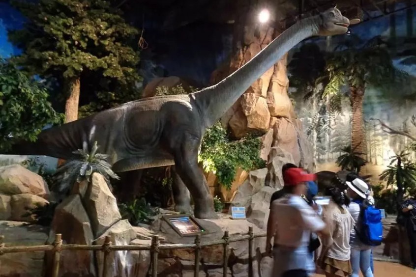 ​C&ocirc;ng vi&ecirc;n khủng long B&agrave; N&agrave; Hills m&ocirc; h&igrave;nh T-rex khổng lồ cử động sống động