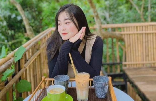 Một g&oacute;c b&agrave;n tr&agrave; nh&igrave;n ra suối hoặc rừng c&acirc;y, hoặc ly nước thảo mộc được chụp nghệ thuật.