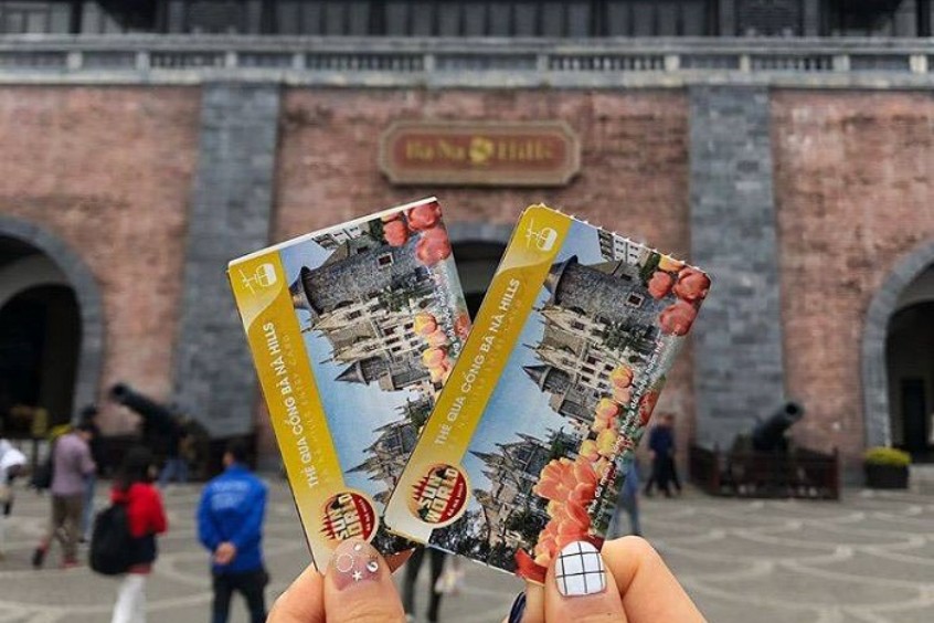 Bạn h&atilde;y đến mua v&eacute; ở quầy b&aacute;n nằm ngay cạnh bảo t&agrave;ng ở tầng 2 khu tổ hợp Fantasy Park