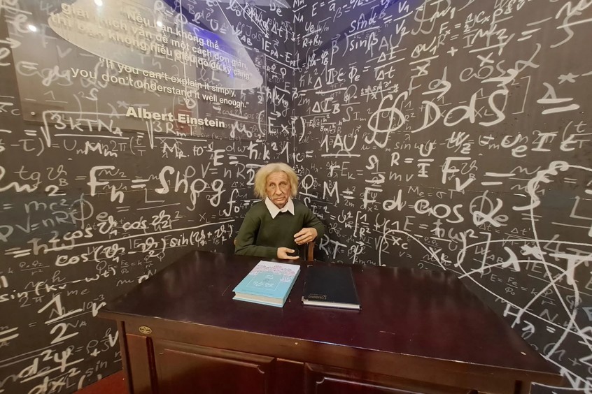 khu nh&agrave; khoa học v&agrave; ph&aacute;t minh với tượng s&aacute;p của Albert Einstein b&ecirc;n bảng đen c&ocirc;ng thức&nbsp;