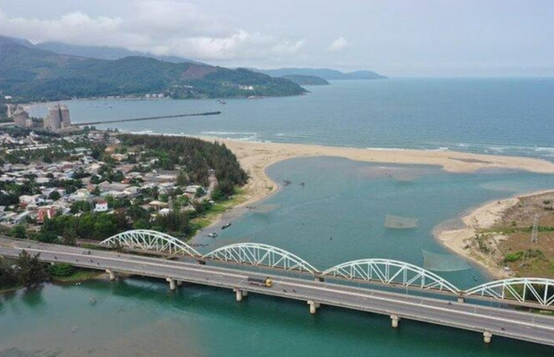 Cầu Nam &Ocirc; Đ&agrave; Nẵng với b&atilde;i đ&aacute; r&ecirc;u xanh v&agrave; đường ray xe lửa