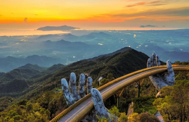 Cầu V&agrave;ng Đ&agrave; Nẵng với đ&ocirc;i b&agrave;n tay đ&aacute; khổng lồ tại B&agrave; N&agrave; Hills