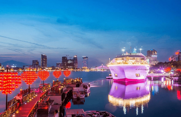 Cầu T&igrave;nh Y&ecirc;u Đ&agrave; Nẵng với ổ kh&oacute;a t&igrave;nh y&ecirc;u v&agrave; đ&egrave;n lồng tr&aacute;i tim