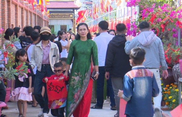 Người d&acirc;n v&agrave; du kh&aacute;ch th&agrave;nh t&acirc;m lễ Phật tại ch&ugrave;a An Hải