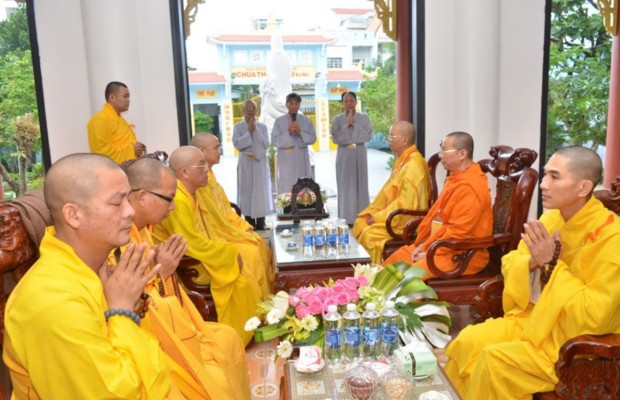 Tham gia c&aacute;c kh&oacute;a tu v&agrave; sinh hoạt Phật gi&aacute;o